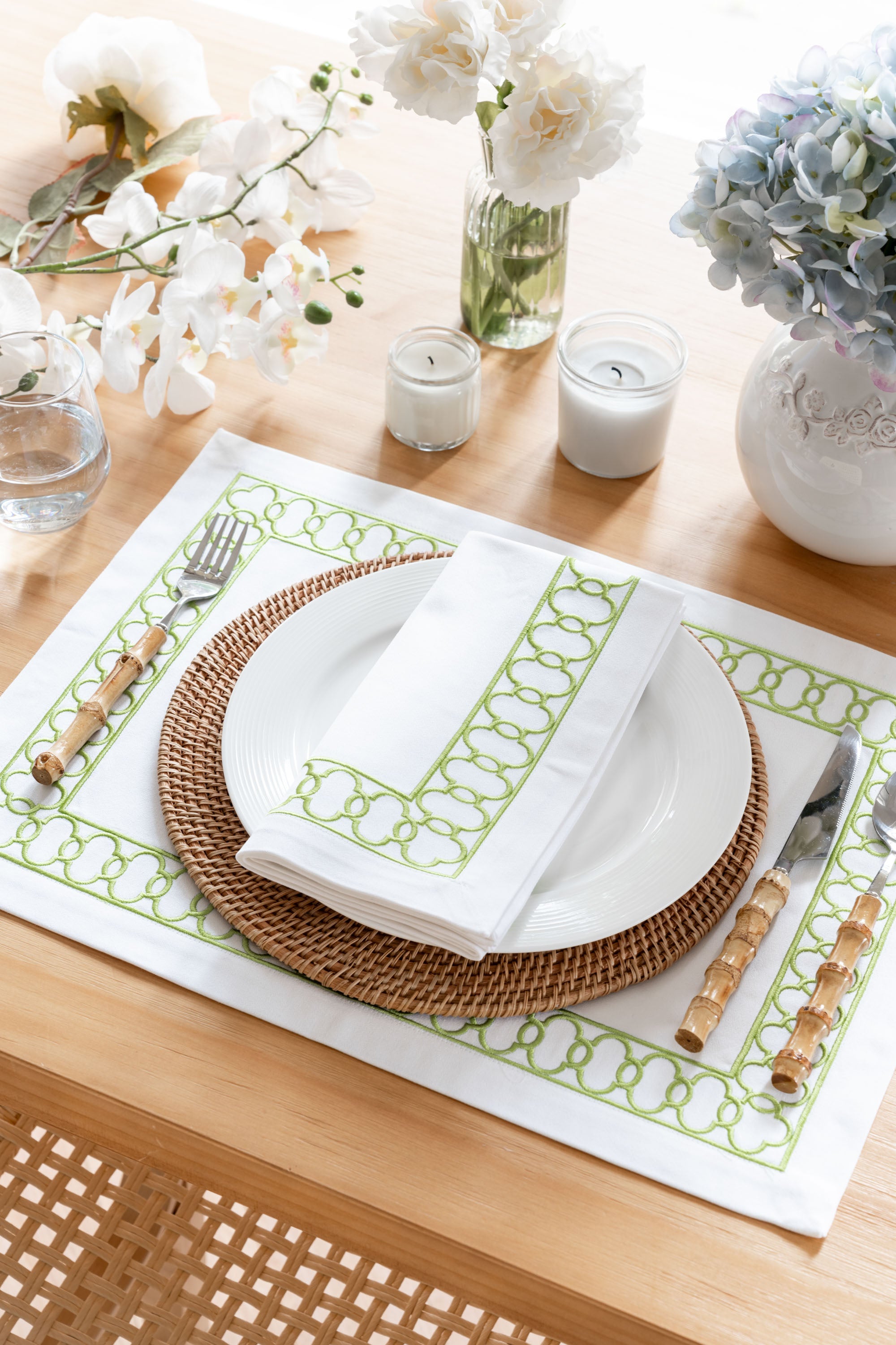 Coastal Indoor Outdoor Embroidered Napkin Set of 4, Begonia Pattern Chain Frame, Green, 20"x20"