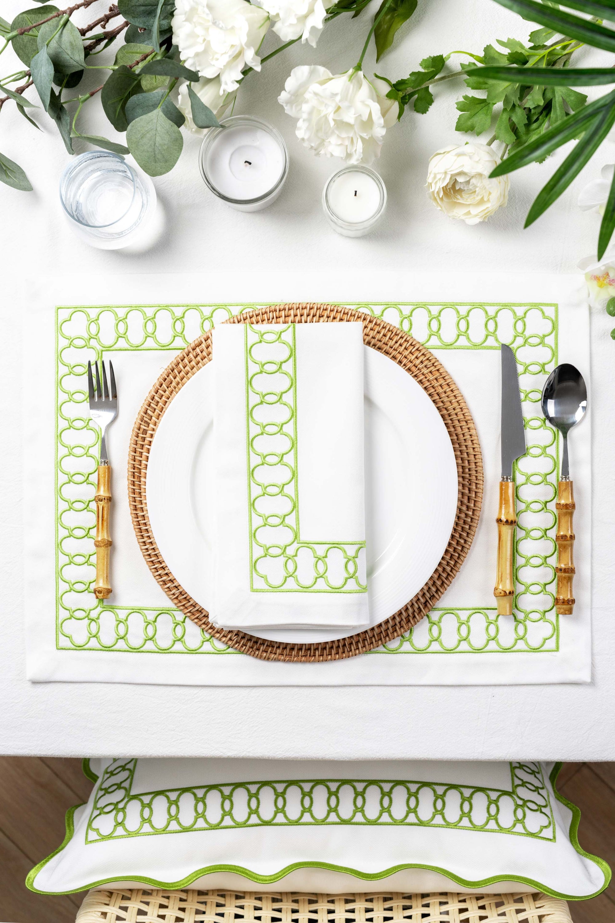 Coastal Indoor Outdoor Embroidered Napkin Set of 4, Begonia Pattern Chain Frame, Green, 20"x20"