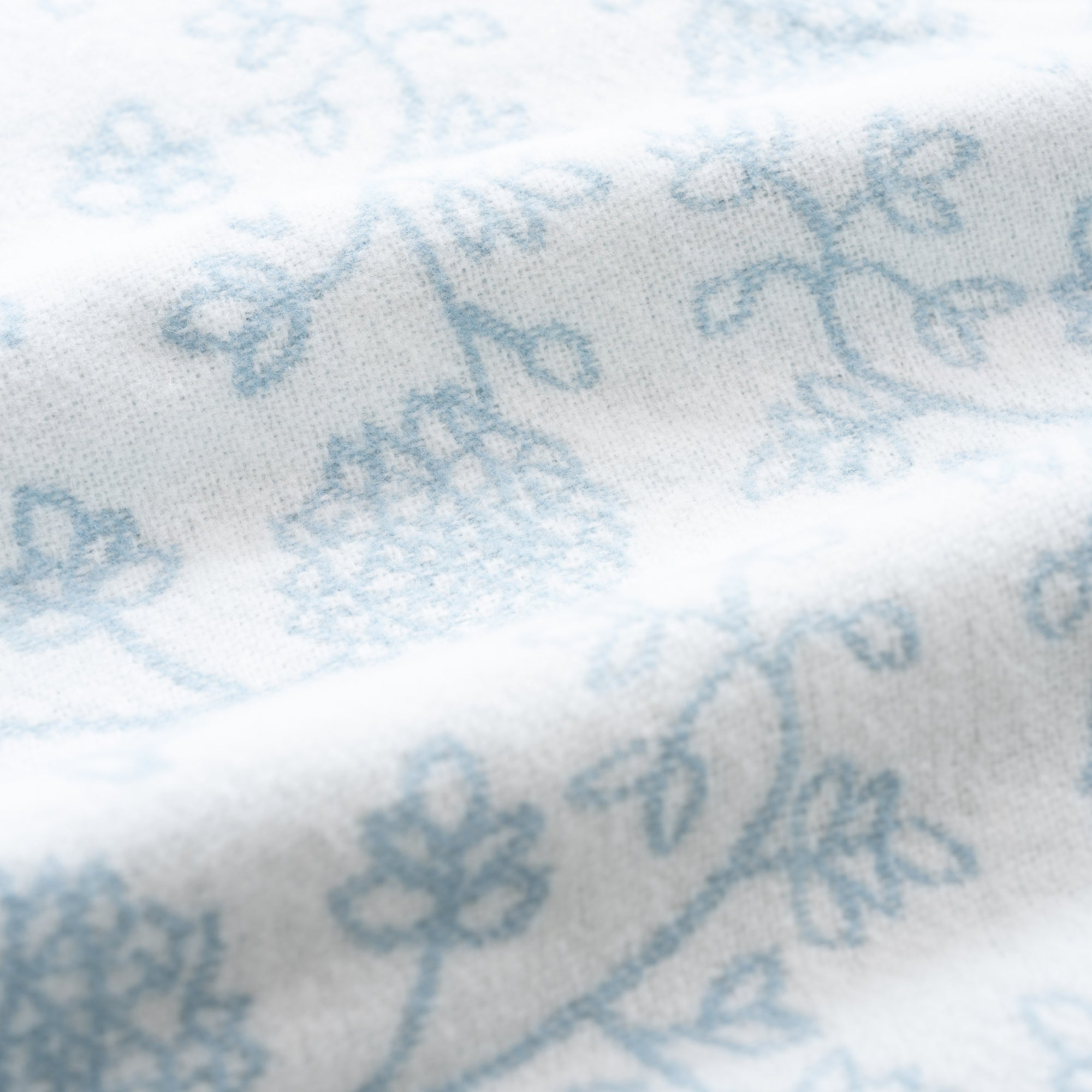 Avinelle Dahlia, Blue and White Throw Blanket, Woven Dahlia with Scalloped Border, 50&quot;x70&quot;