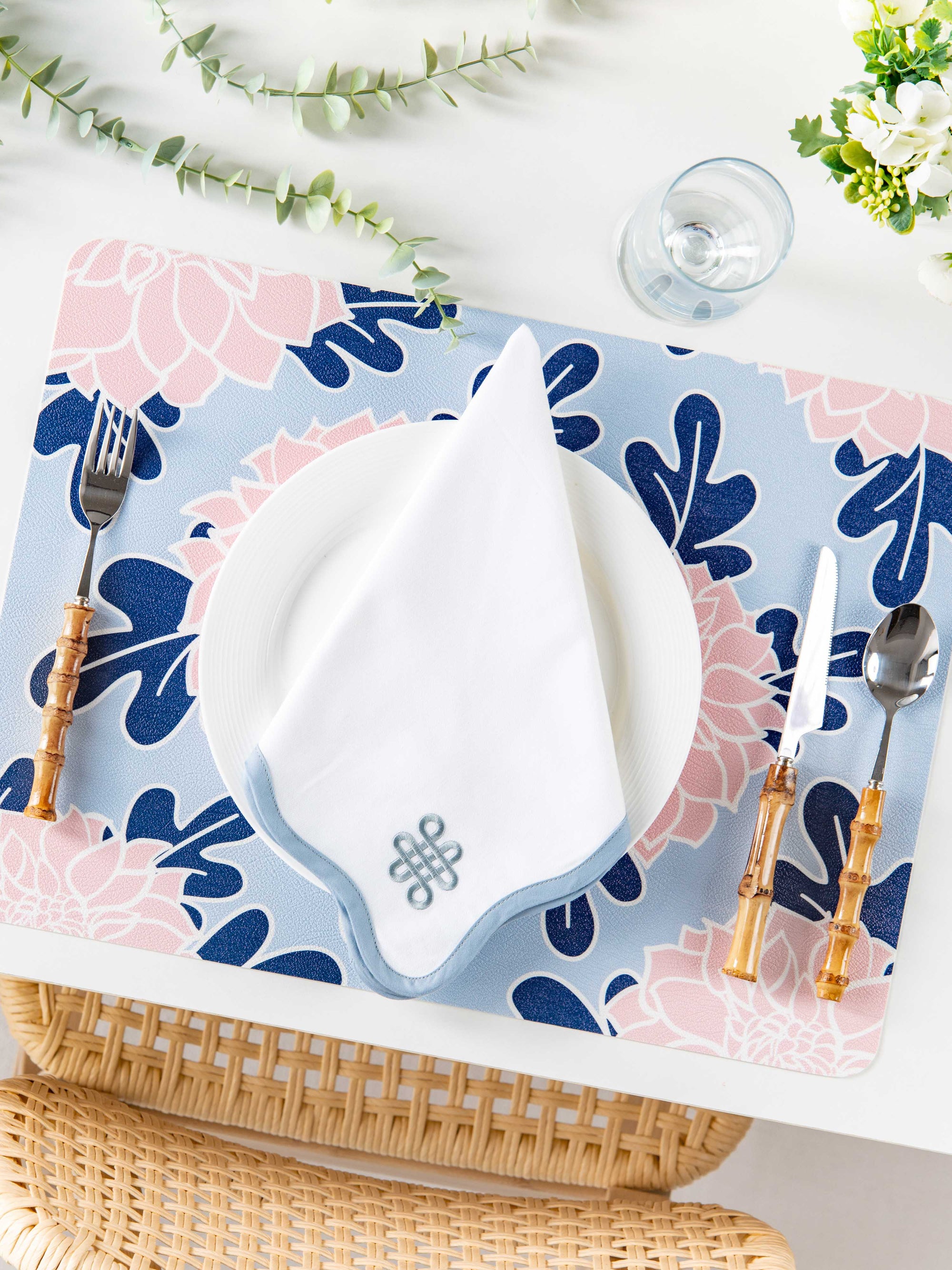 white napkins